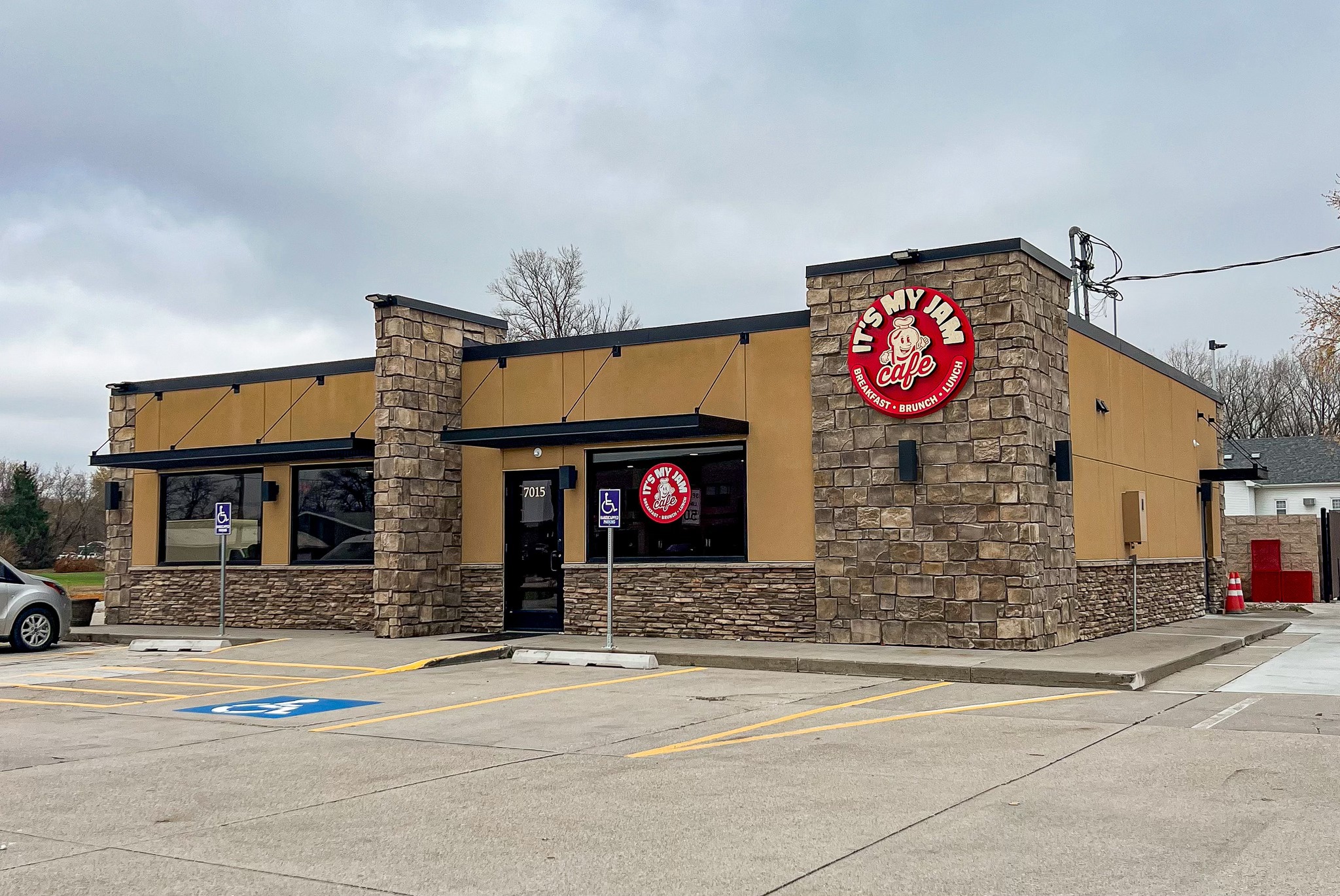 Restaurants in Ankeny highlighted by the exterior of It’s My Jam Cafe, a local favorite for breakfast, lunch, and Ankeny brunch with a welcoming storefront and convenient parking.